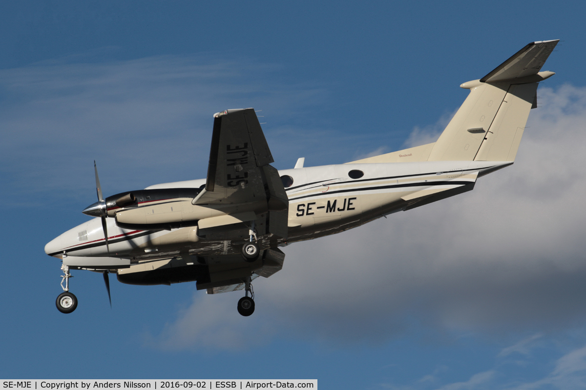 SE-MJE, 1994 Beech B200 King Air C/N BB-1500, Short final runway 30.