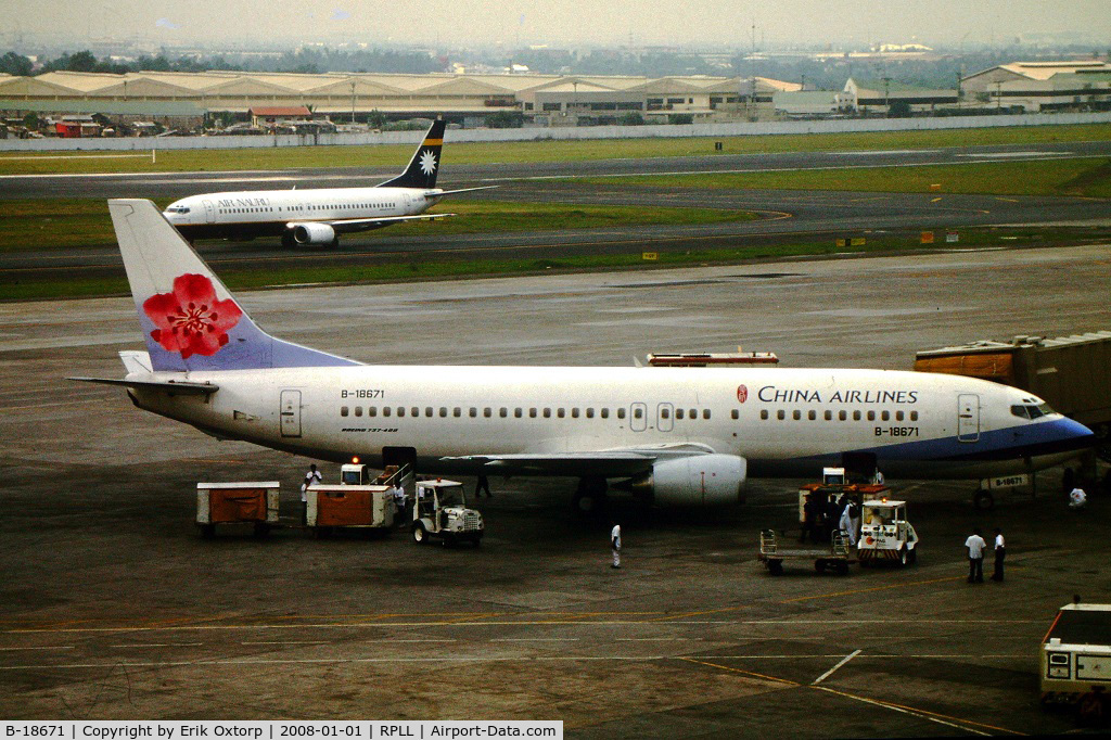 B-18671, 1996 Boeing 737-43Q C/N 28489, B-18671 at the gate in MNL JUL98