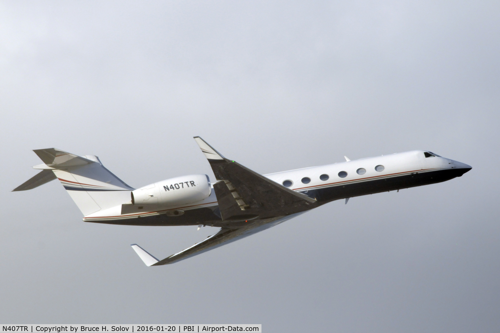N407TR, Gulfstream Aerospace GV-SP (G550) C/N 5375, Takeoff from PBI