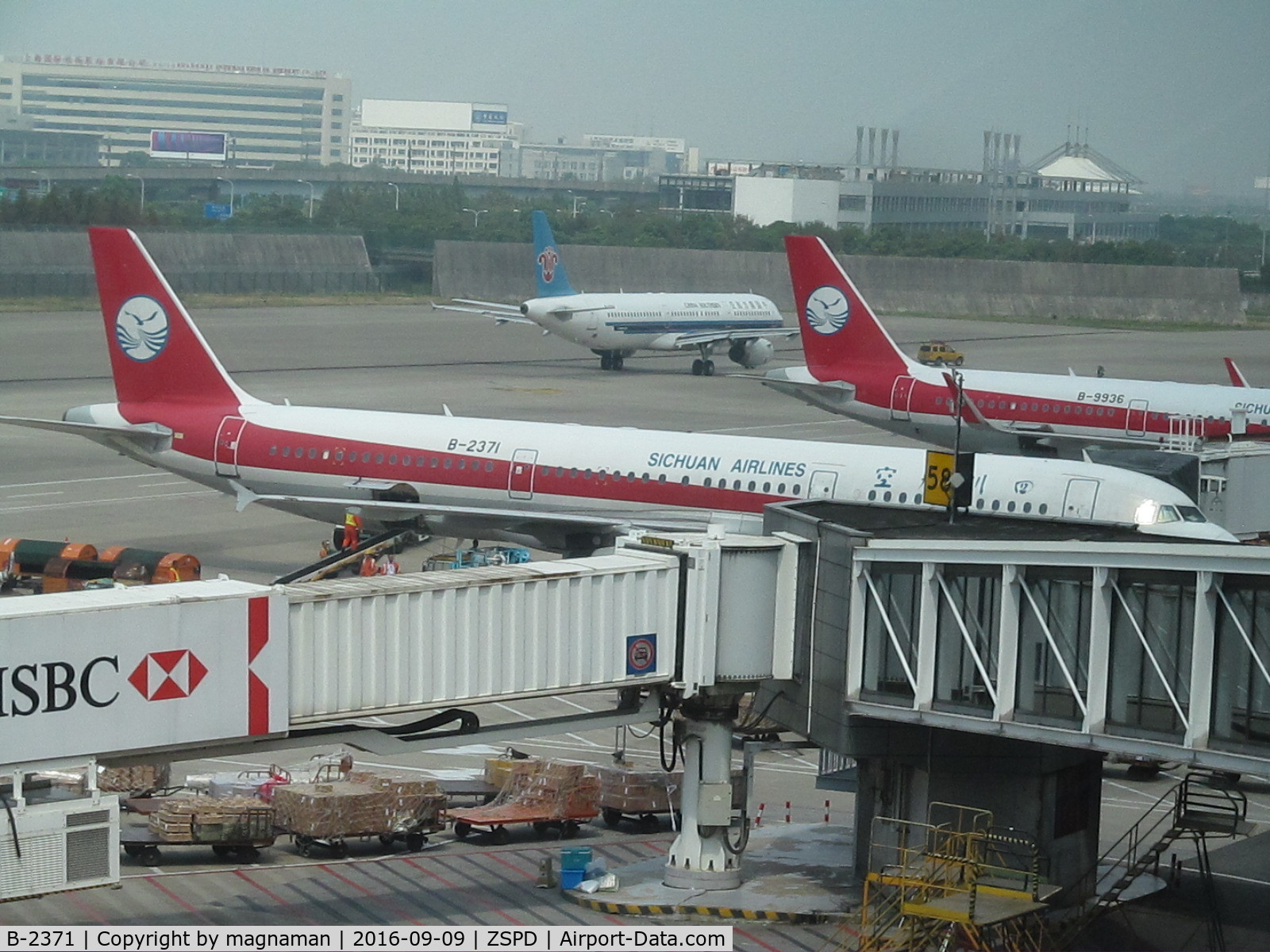 B-2371, 1998 Airbus A321-231 C/N 915, on stand at shanghai
