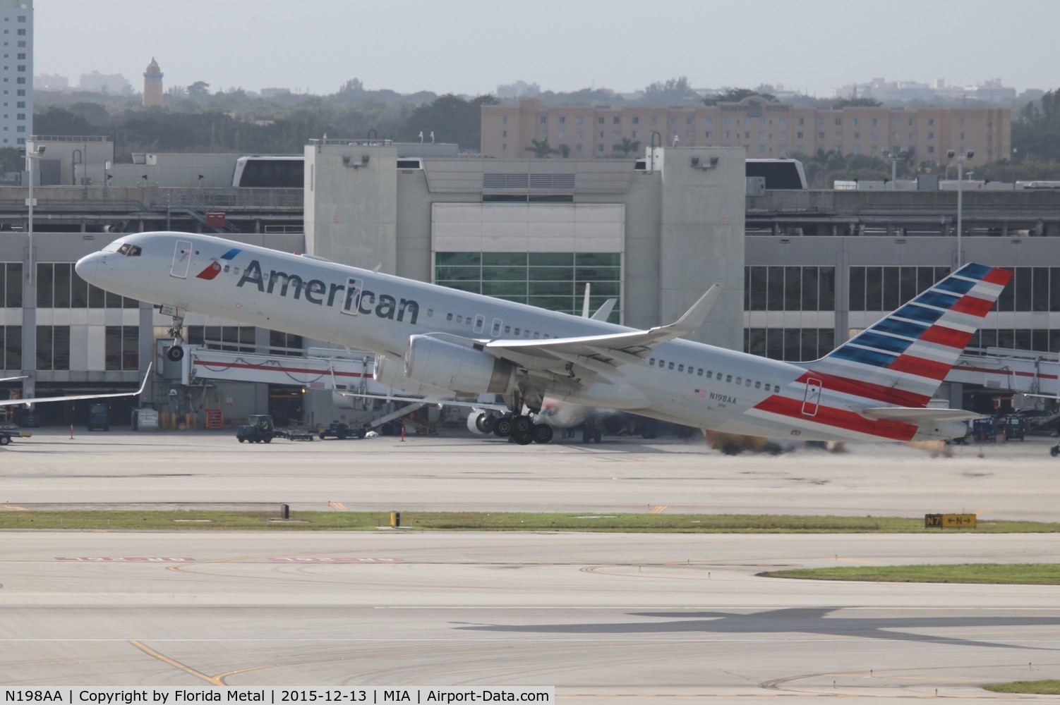 N198AA, 2001 Boeing 757-223 C/N 32392, American