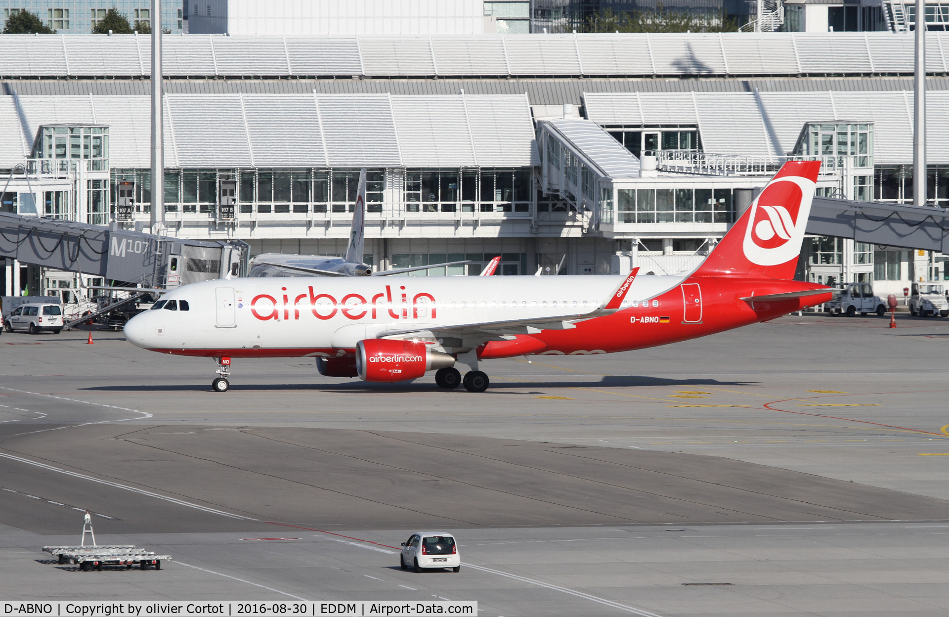 D-ABNO, 2015 Airbus A320-214 C/N 6831, taxiing at munich airport