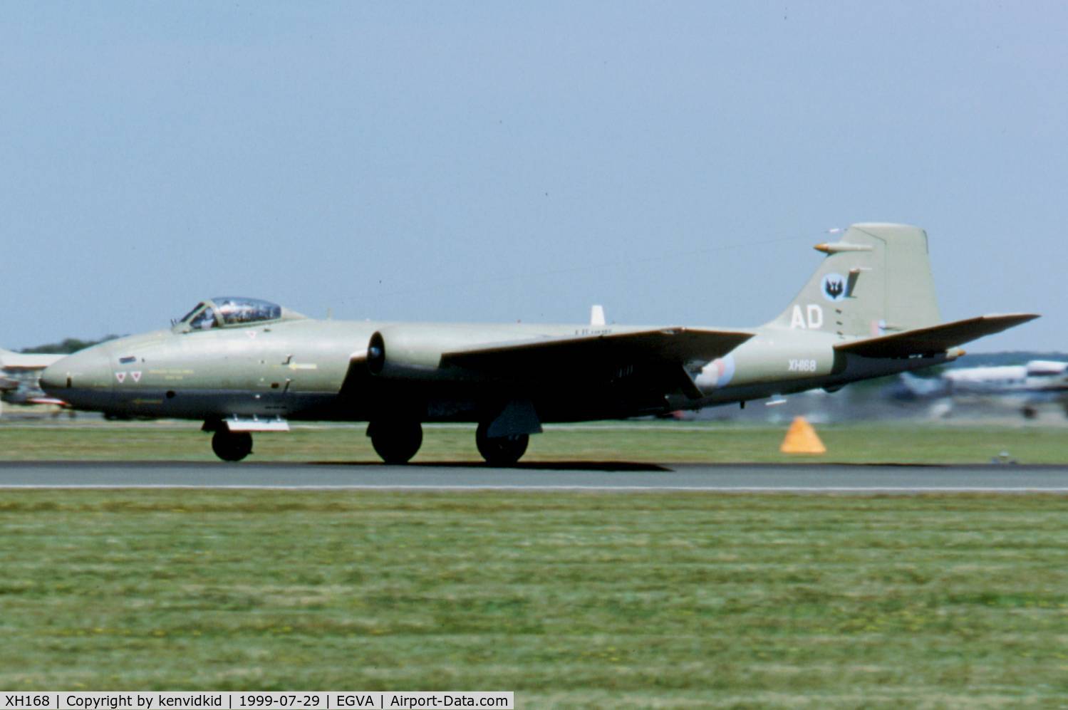 XH168, 1960 English Electric Canberra PR.9 C/N SH1732, Arriving at the 1999 RIAT.