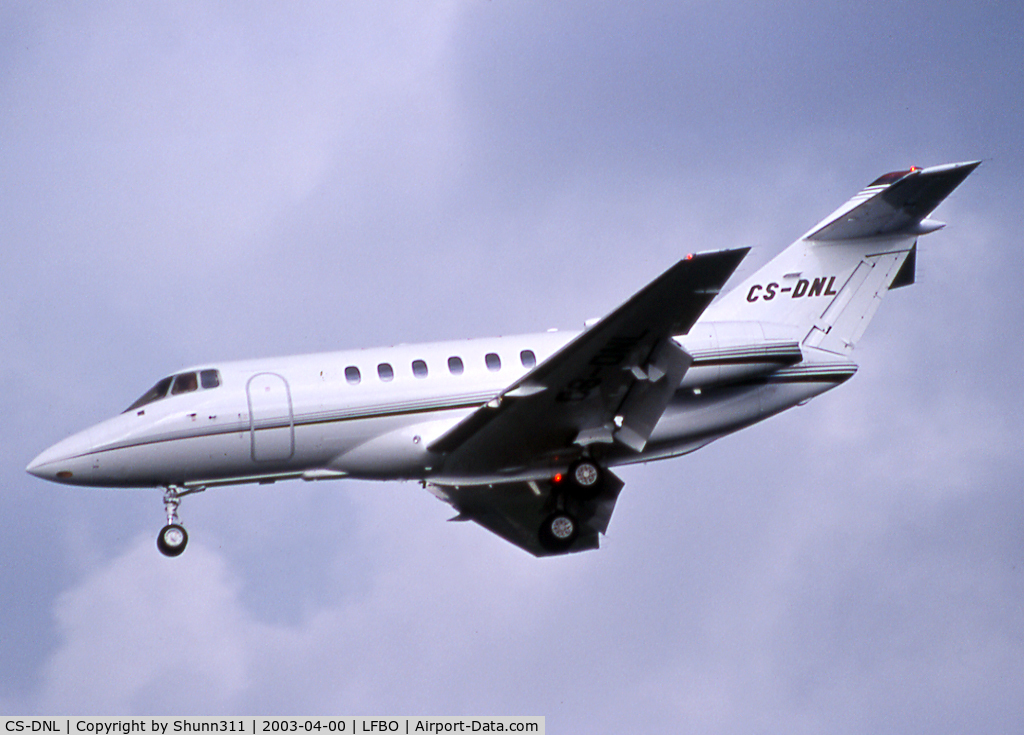 CS-DNL, Raytheon Hawker 800 C/N 8439, Landing rwy 33L