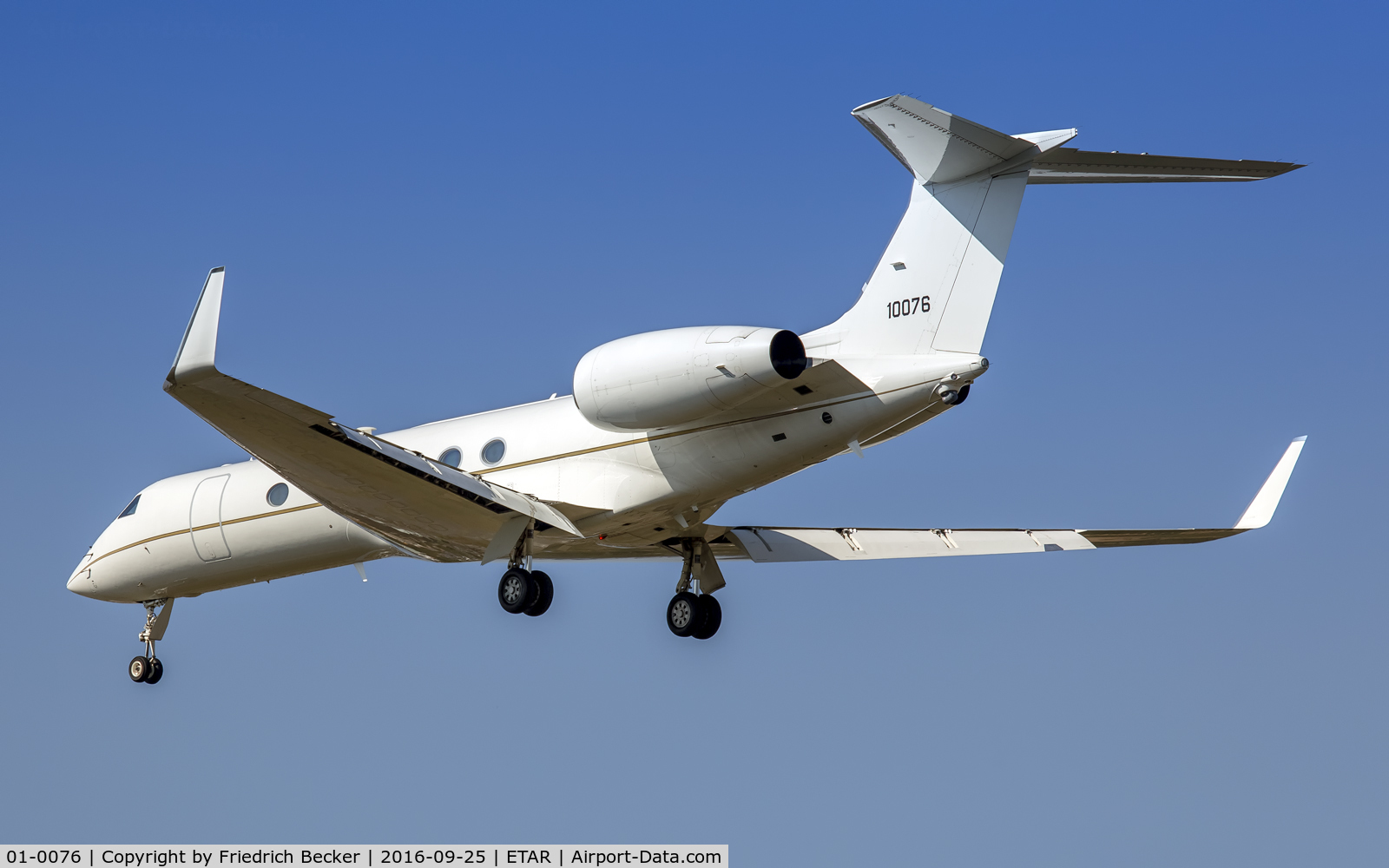 01-0076, 2001 Gulfstream Aerospace C-37A (Gulfstream V) C/N 645, on final RW27