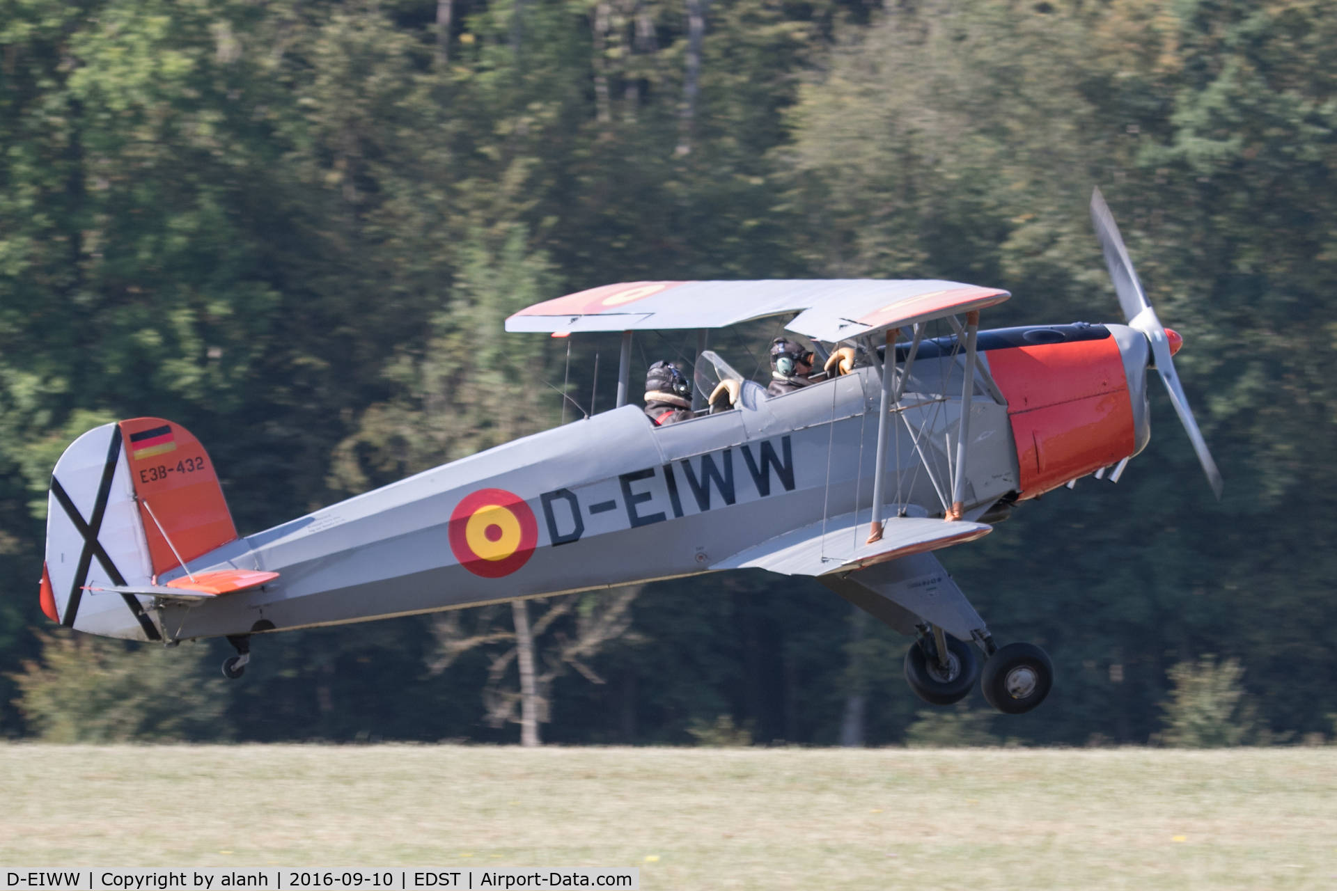 D-EIWW, 1954 CASA 1.131E Jungmann C/N 2028, Arriving at the 2016 Hahnweide Oldtimer Fliegertreffen