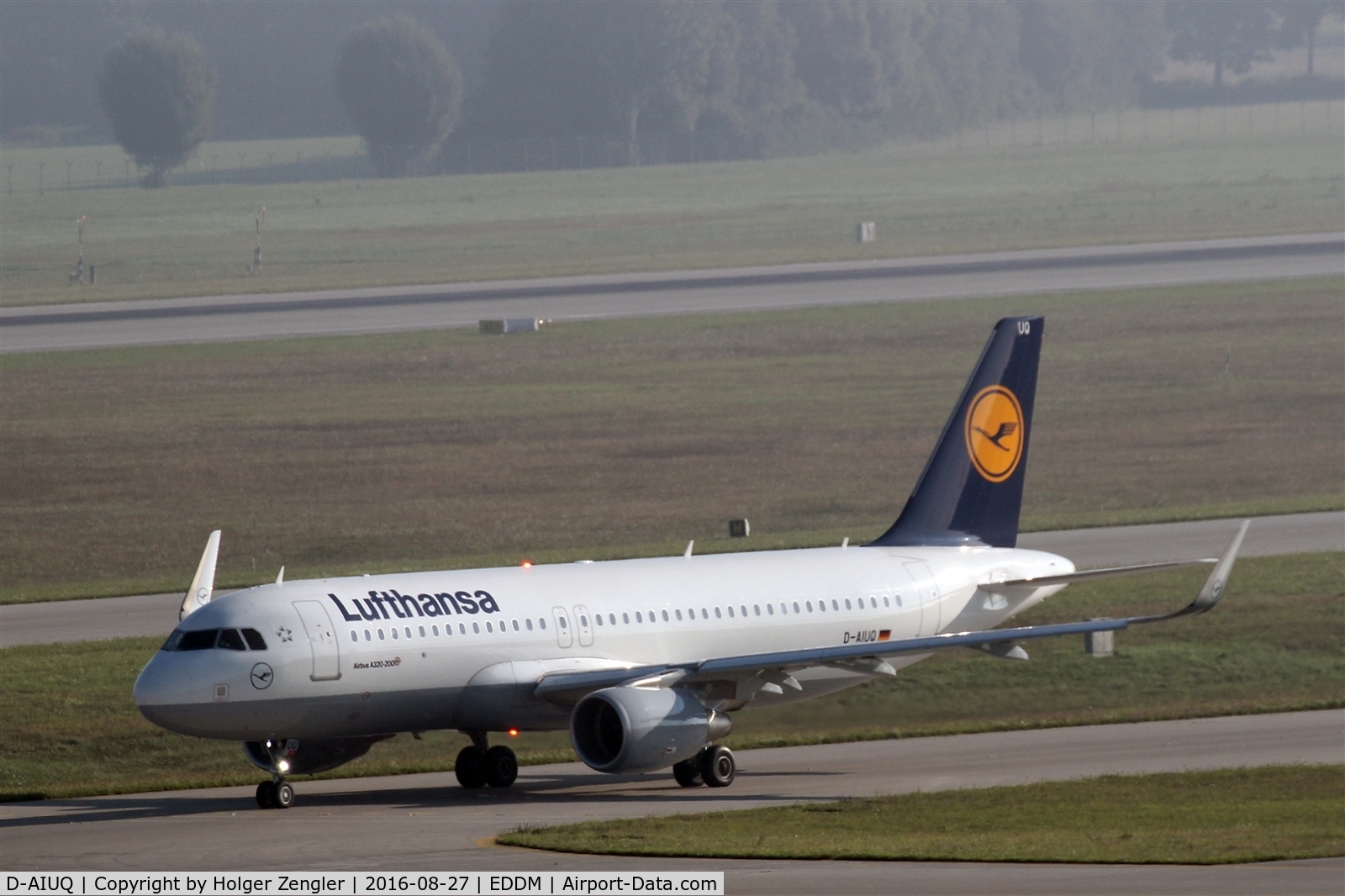 D-AIUQ, 2016 Airbus A320-214 C/N 6947, Rather new A320 on taxi to rwy 08L...