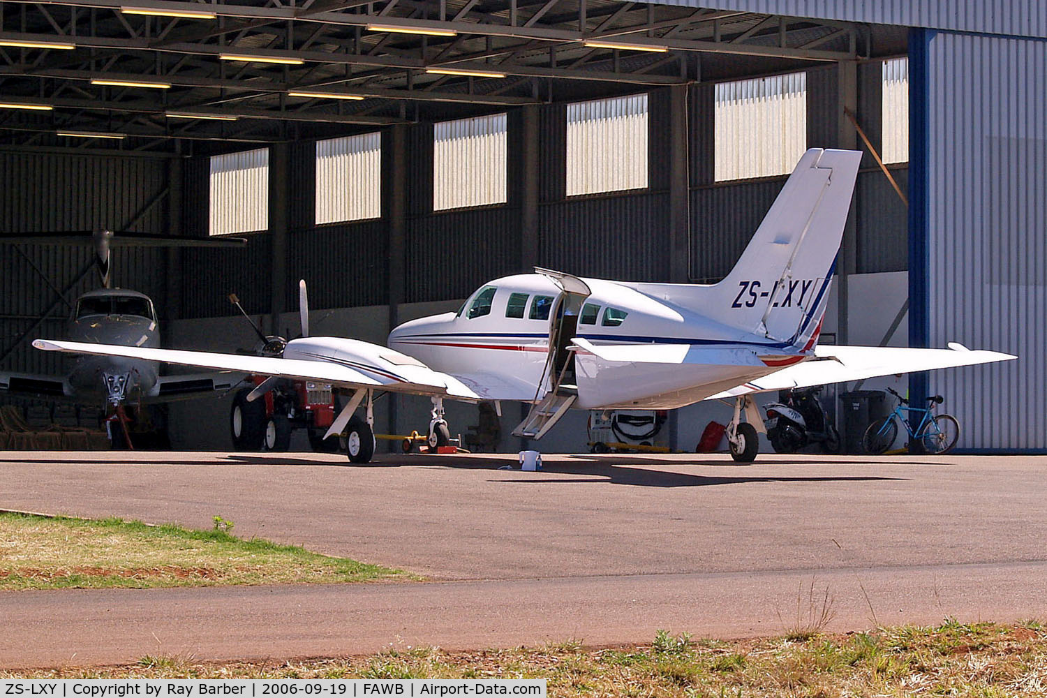 ZS-LXY, Cessna 402C C/N 402C-0453, Cessna 402C Businessliner [402C-0453] Pretoria-Wonderboom~ZS 19/09/2006