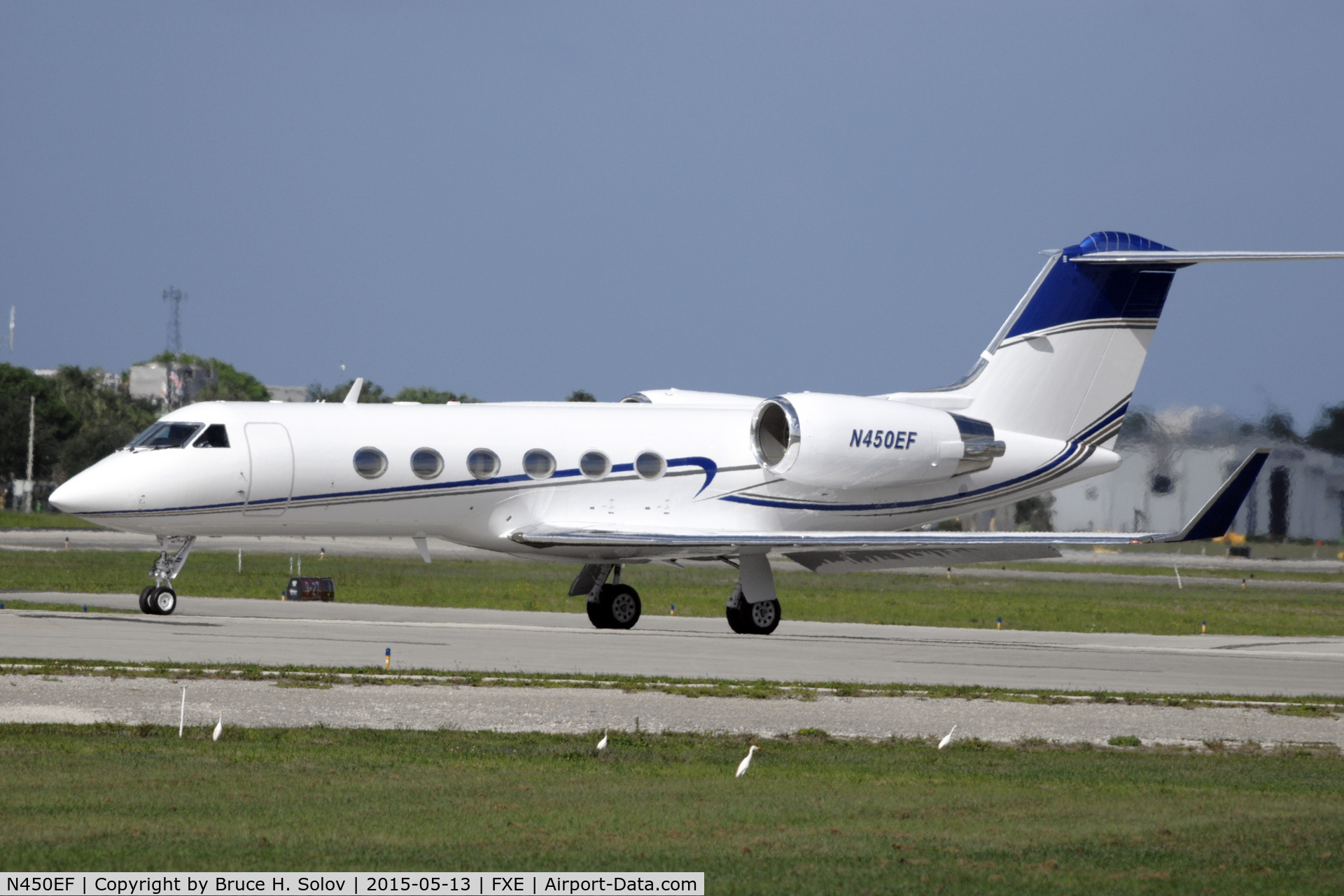 N450EF, 1999 Gulfstream Aerospace G-IV C/N 1379, ready for departure