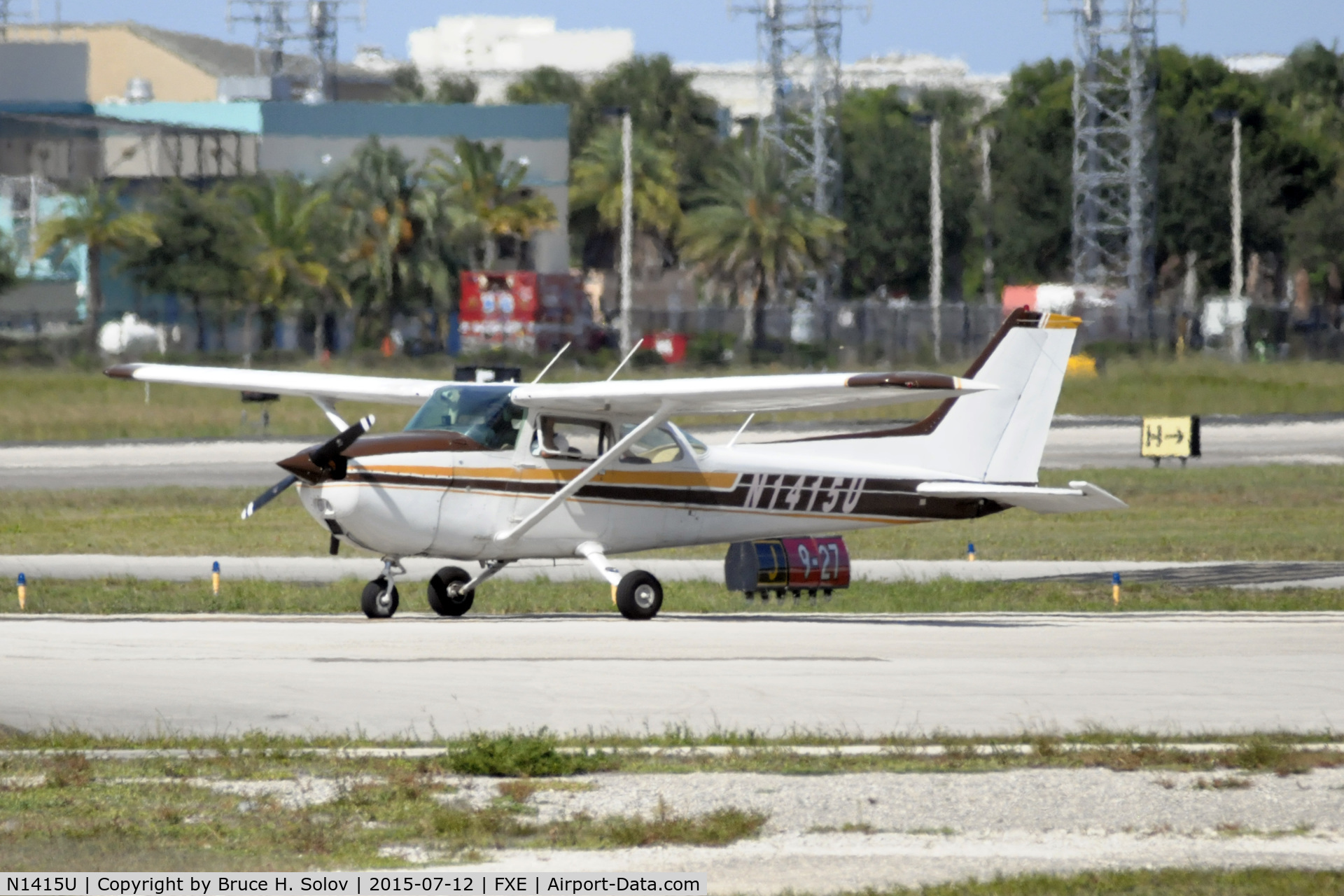 N1415U, 1976 Cessna 172M C/N 17267083, awaiting departure