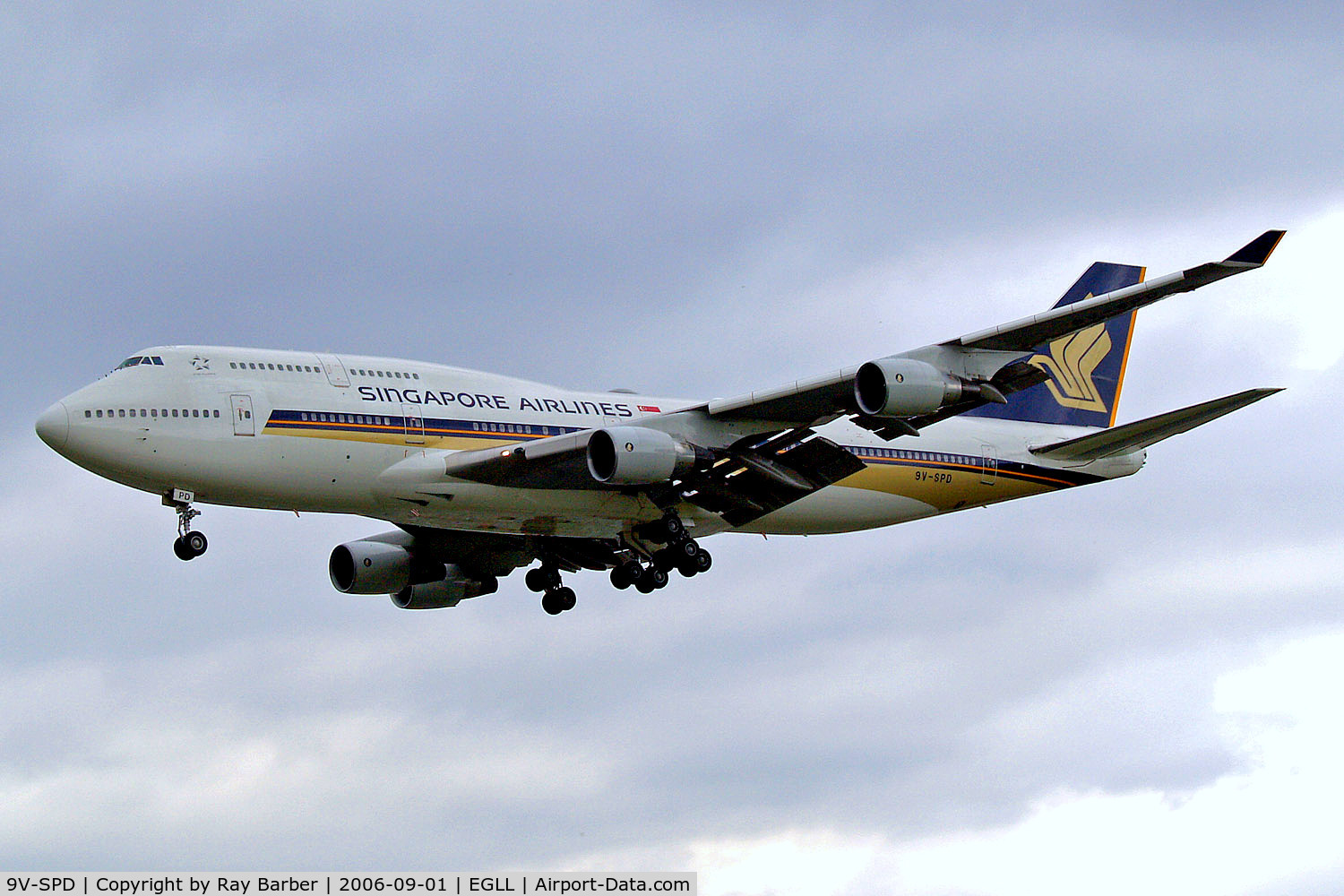 9V-SPD, Boeing 747-412 C/N 26552, Boeing 747-412 [26552] (Singapore Airlines) Heathrow~G 01/09/2006. On finals 27L.