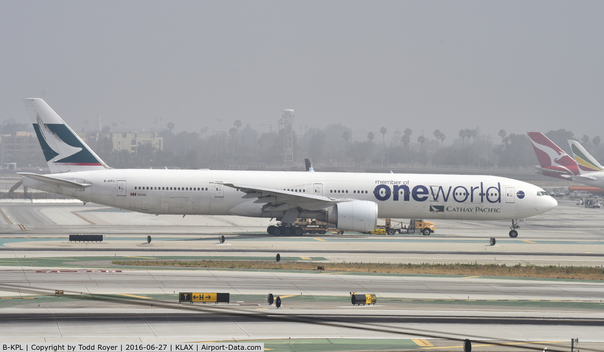 B-KPL, 2009 Boeing 777-367/ER C/N 36161, Taxiing to gate at LAX