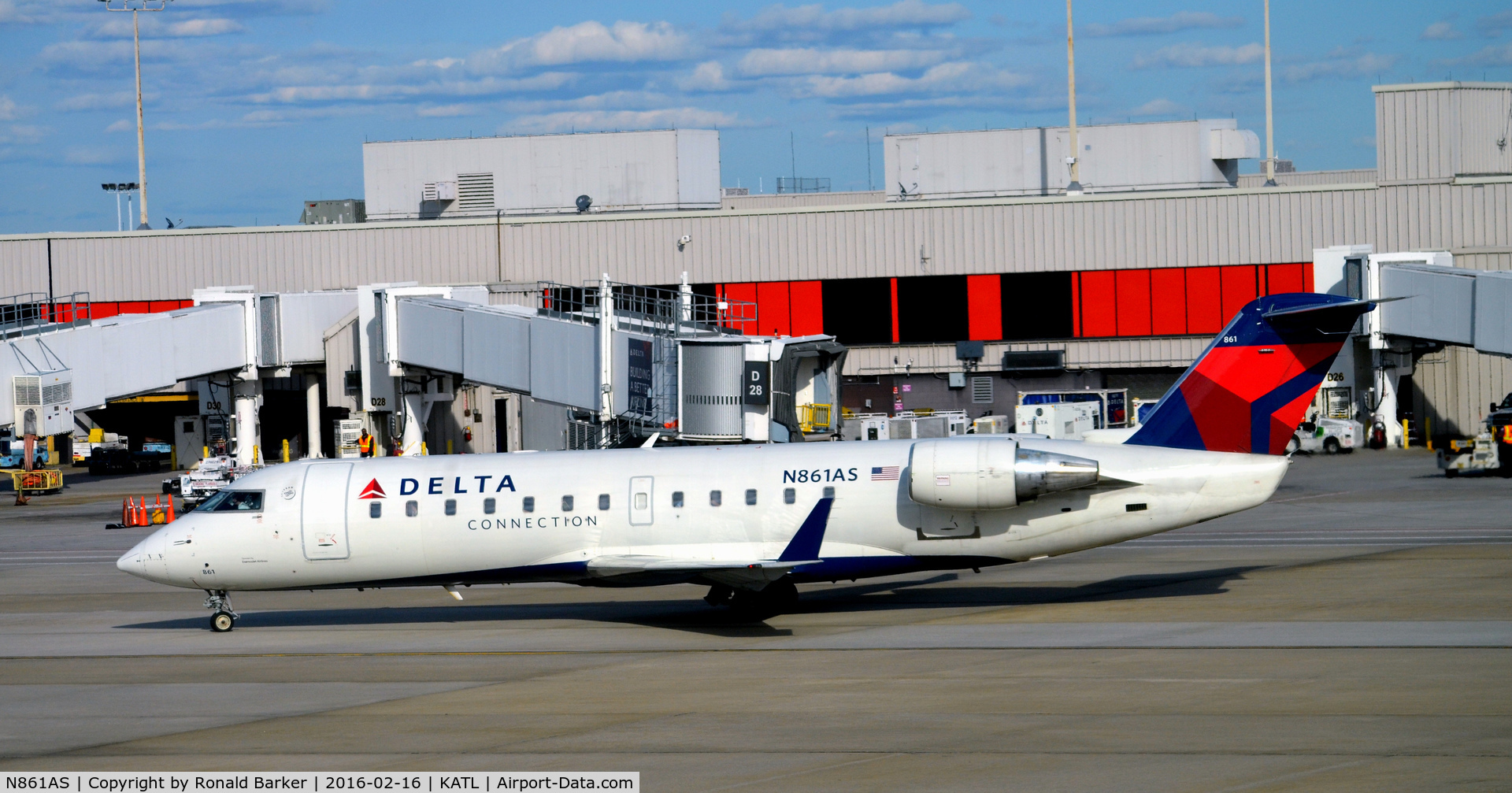N861AS, 2000 Bombardier CRJ-200ER (CL-600-2B19) C/N 7445, Taxi to takeoff ATL