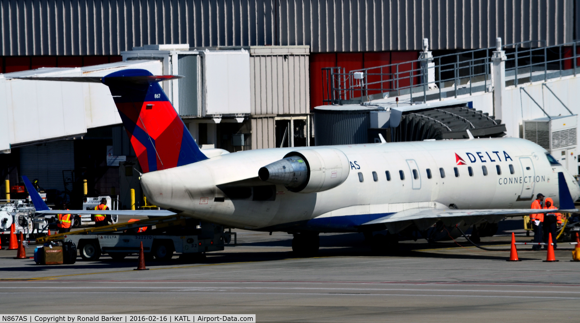 N867AS, 2000 Bombardier CRJ-200ER (CL-600-2B19) C/N 7463, At the gate ATL
