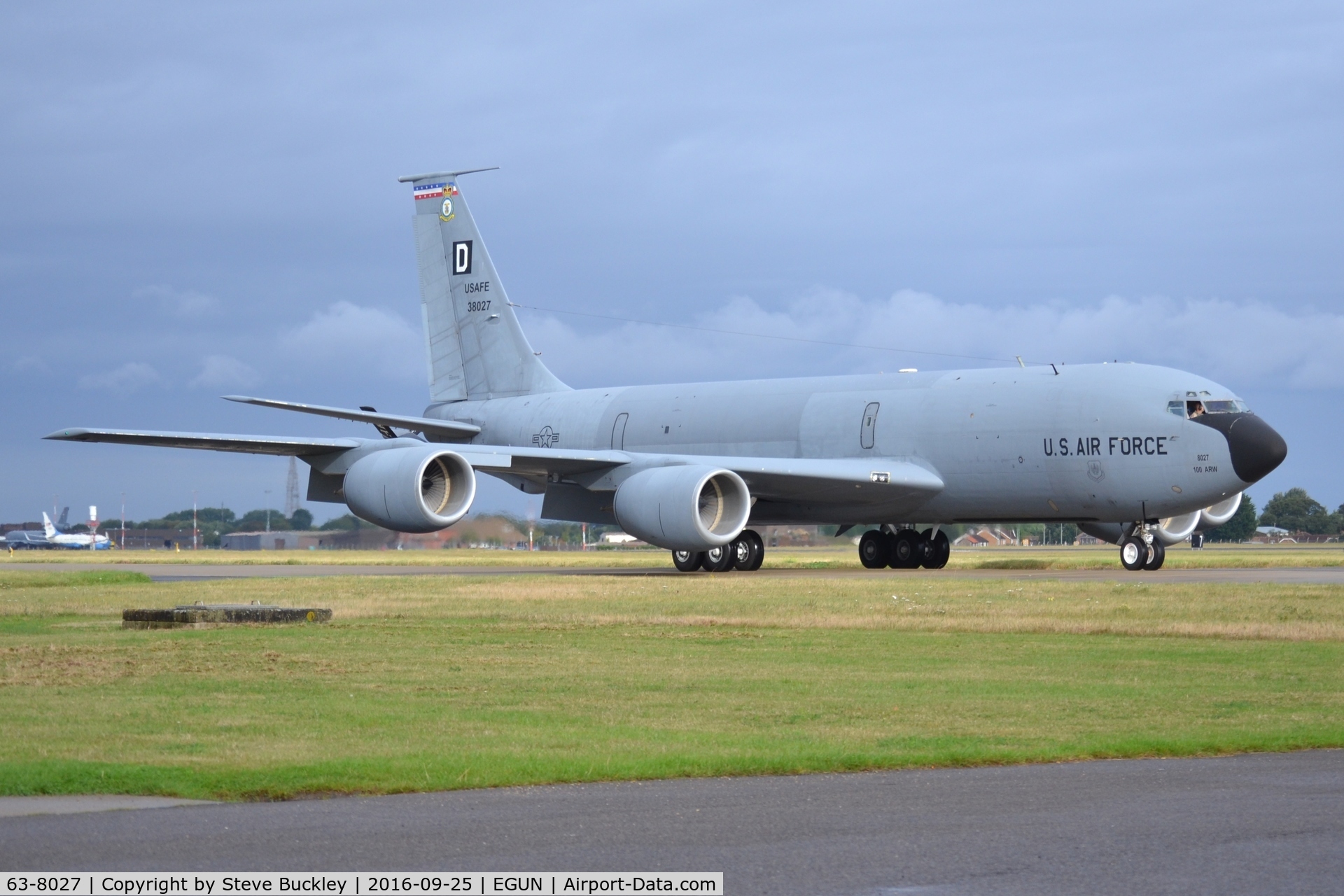 63-8027, 1963 Boeing KC-135R Stratotanker C/N 18644, 351st ARS/100th ARW KC-135R 63-8027 taxis to its Parking spot at Mildenhall