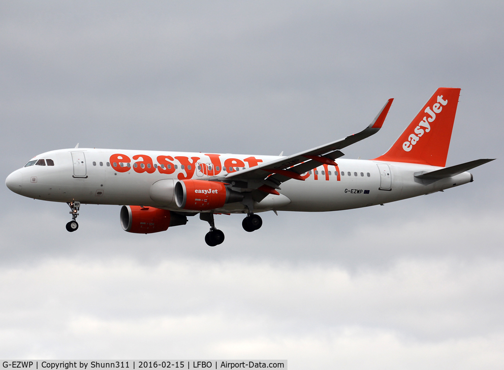 G-EZWP, 2013 Airbus A320-214 C/N 5927, Landing rwy 32L in old c/s