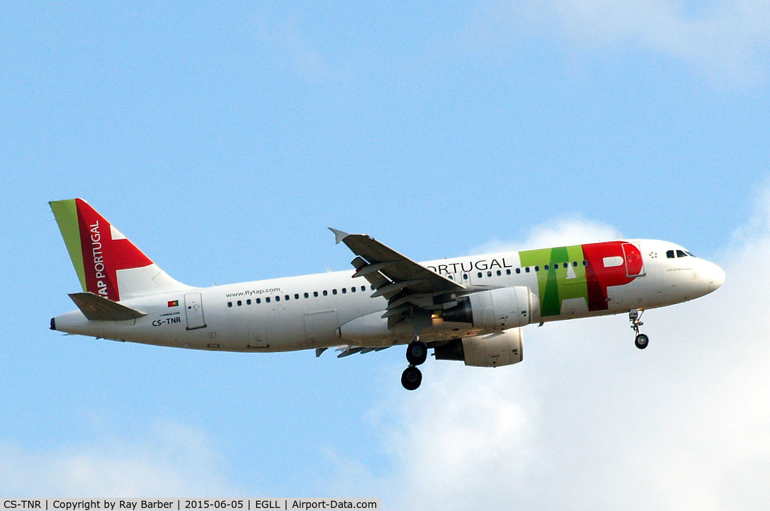 CS-TNR, 2009 Airbus A320-214 C/N 3883, Airbus A320-214 [3883] (TAP Portugal) Home~G 05/06/2015. On approach 27L.
