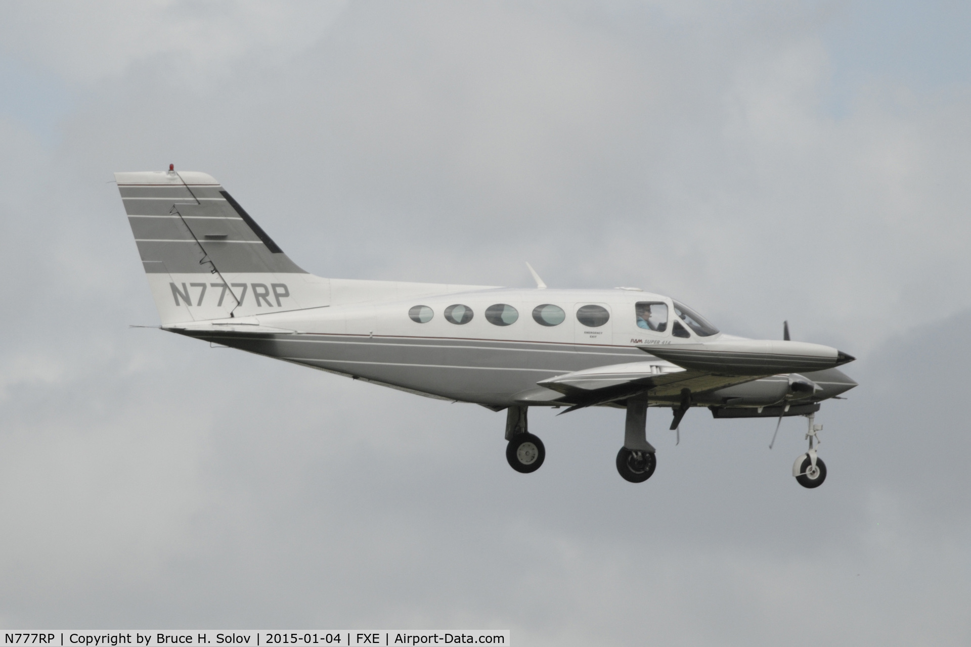 N777RP, 1974 Cessna 414 Chancellor C/N 414-0636, on approach