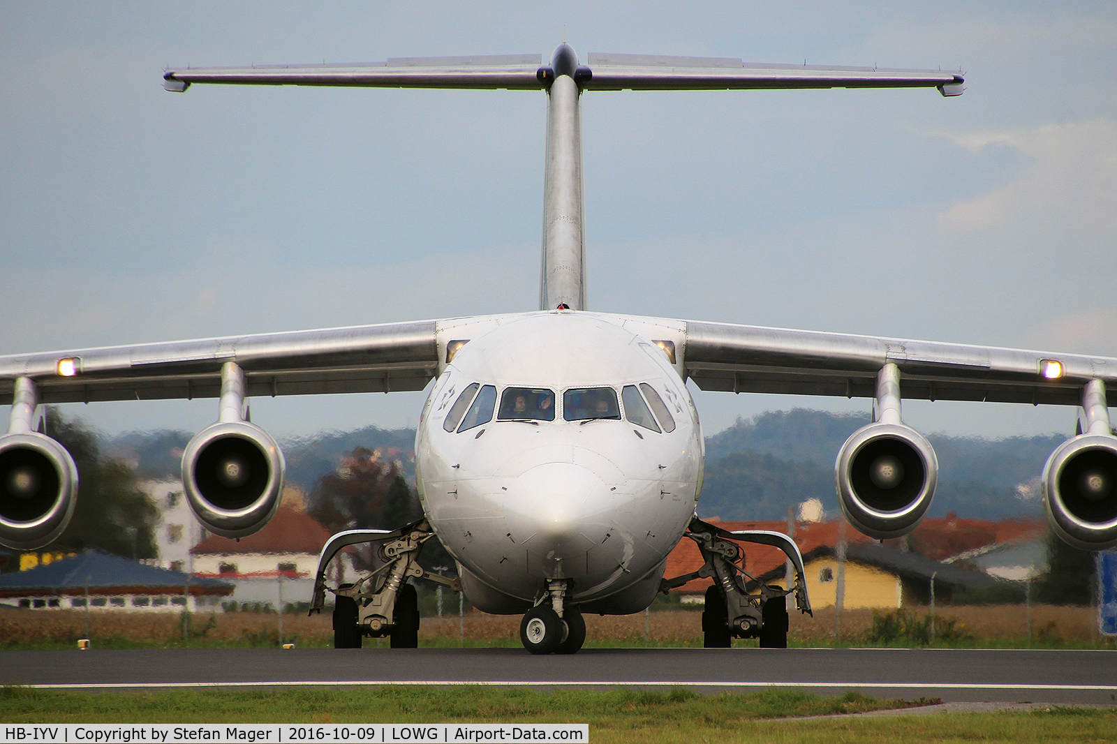 HB-IYV, 2000 British Aerospace Avro 146-RJ100 C/N E3377, Swiss RJ100 