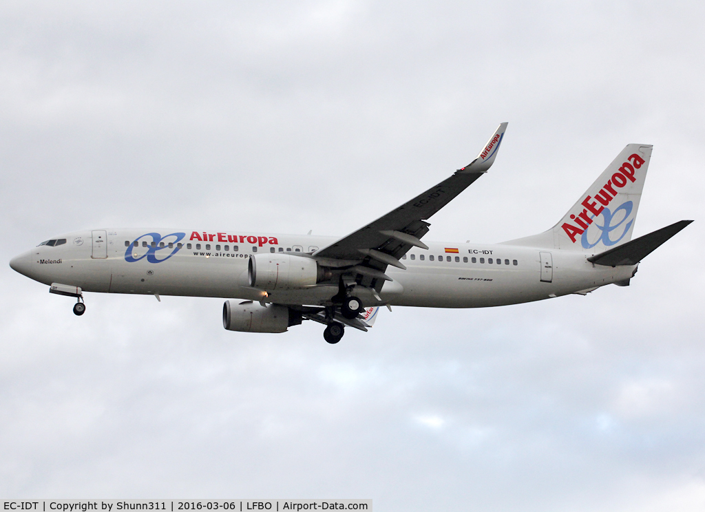 EC-IDT, 2002 Boeing 737-86Q C/N 30281, Landing rwy 32L... Now named 'Meledin'