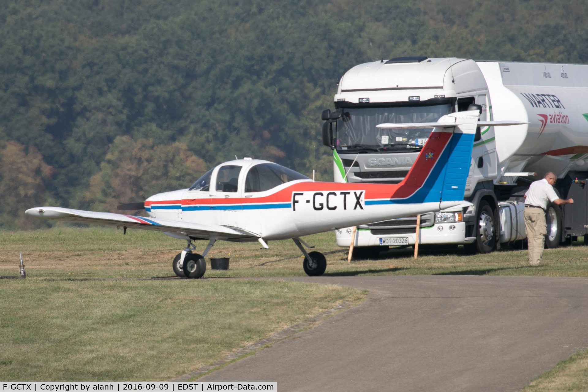 F-GCTX, Piper PA-38-112 Tomahawk Tomahawk C/N 3880A0088, Refueling after arrival at the 2016 Hahnweide Oldtimer Fliegertreffen
