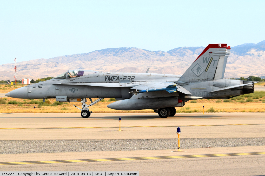 165227, McDonnell Douglas F/A-18C Hornet C/N 1414/C452, taxing for takeoff