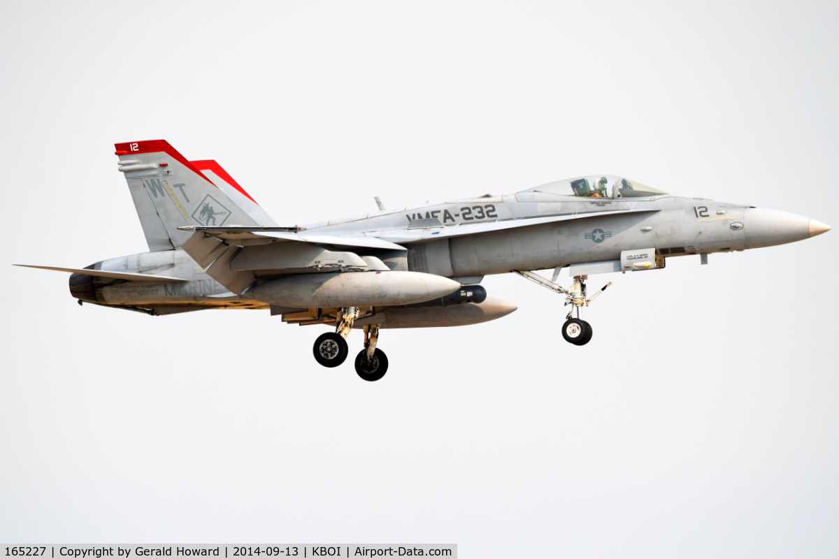 165227, McDonnell Douglas F/A-18C Hornet C/N 1414/C452, Final for RWY 10R