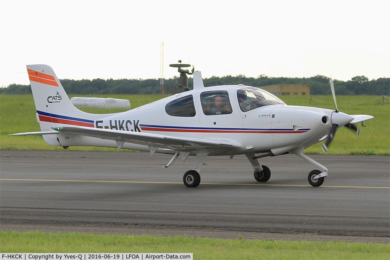 F-HKCK, Cirrus SR20 C/N 2192, Cirrus SR20, Taxiing to holding point rwy 24, Avord Air Base 702 (LFOA) Open day 2016