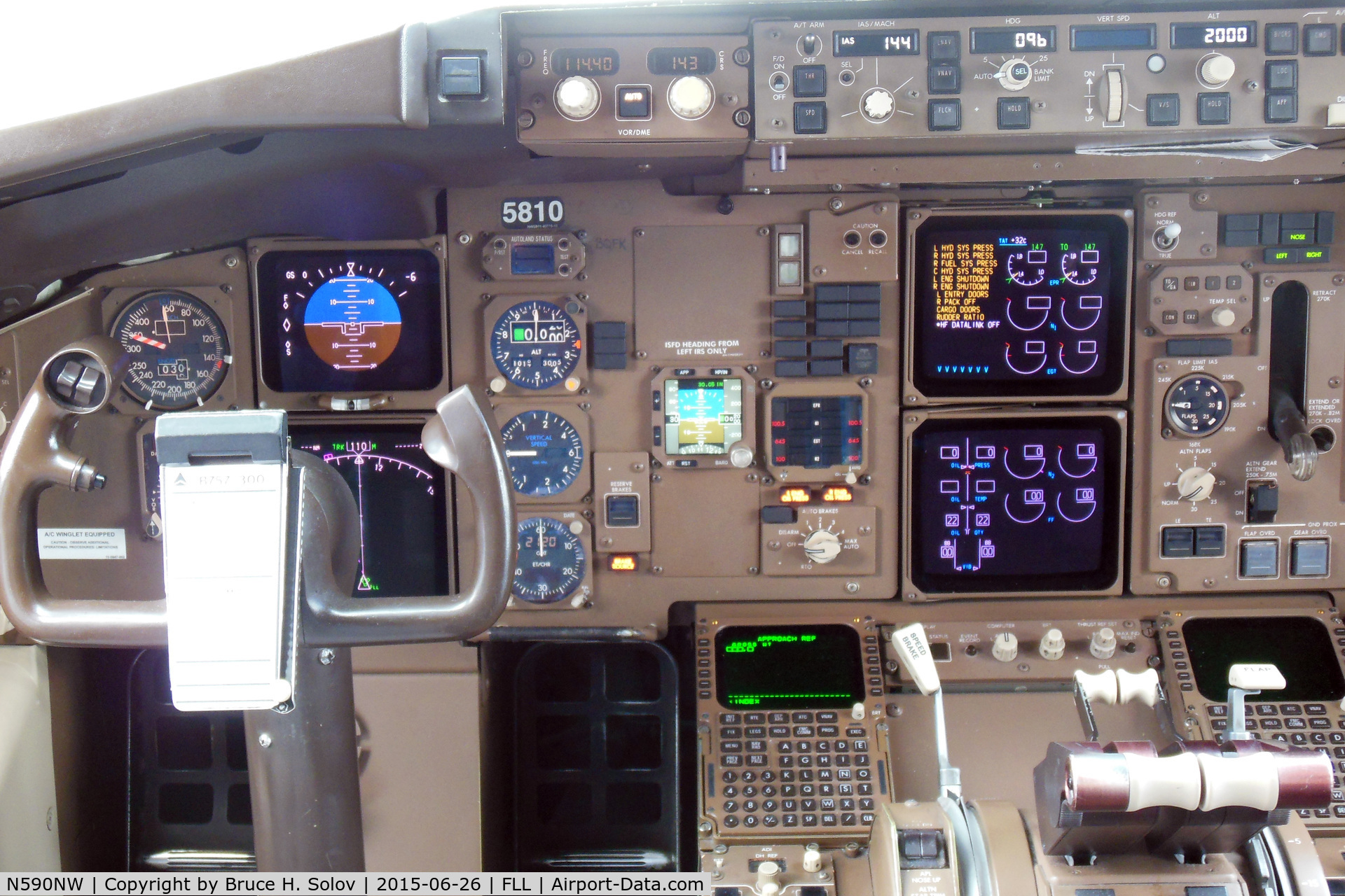N590NW, 2003 Boeing 757-351 C/N 32990, flight deck