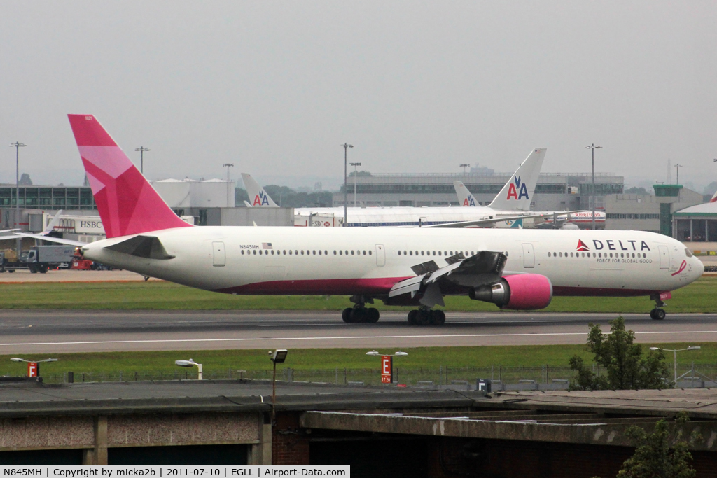 N845MH, 2002 Boeing 767-432/ER C/N 29719, Landing