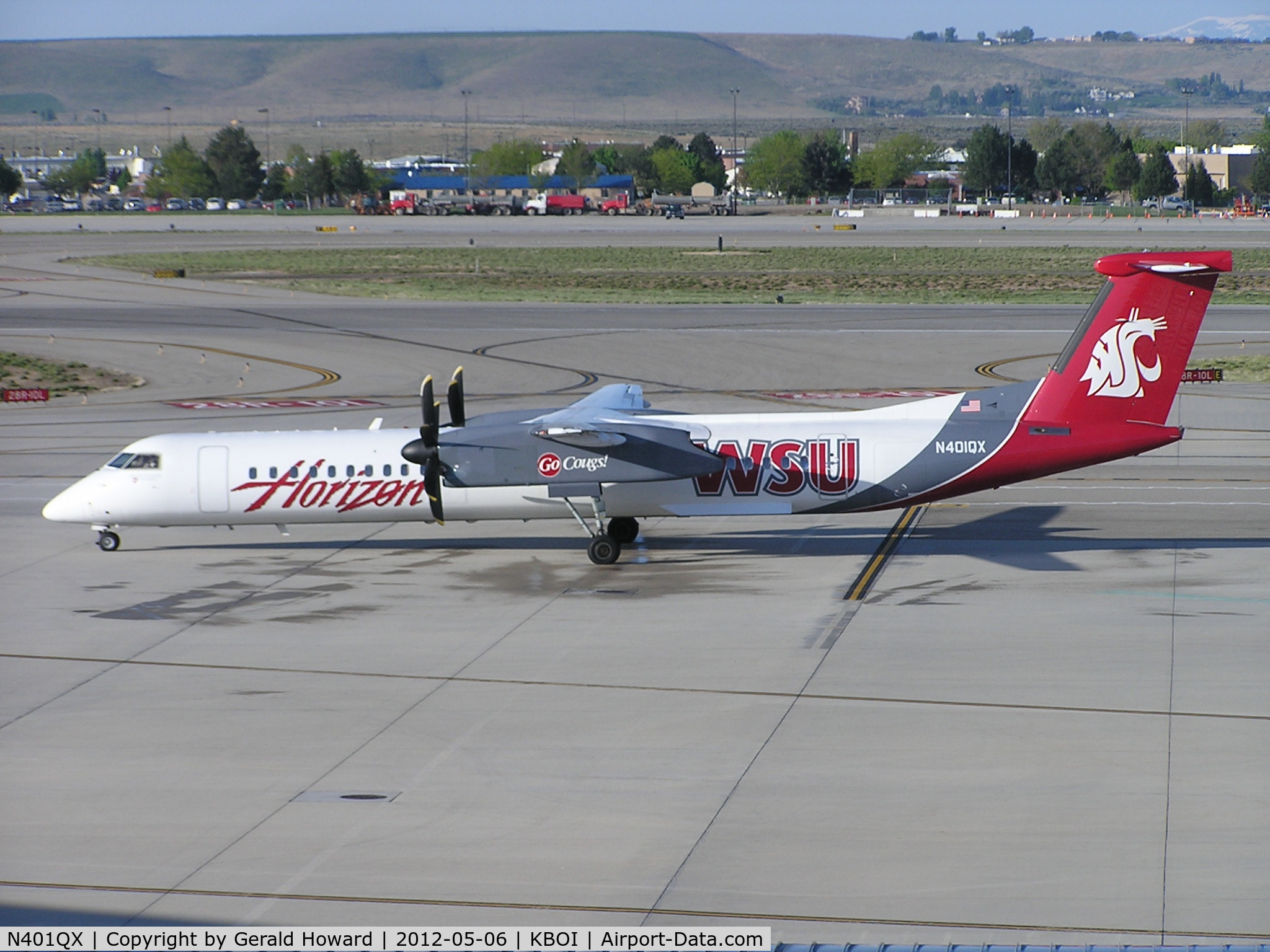 N401QX, 2001 De Havilland Canada DHC-8-402 Dash 8 C/N 4031, Push back on Horizon ramp.