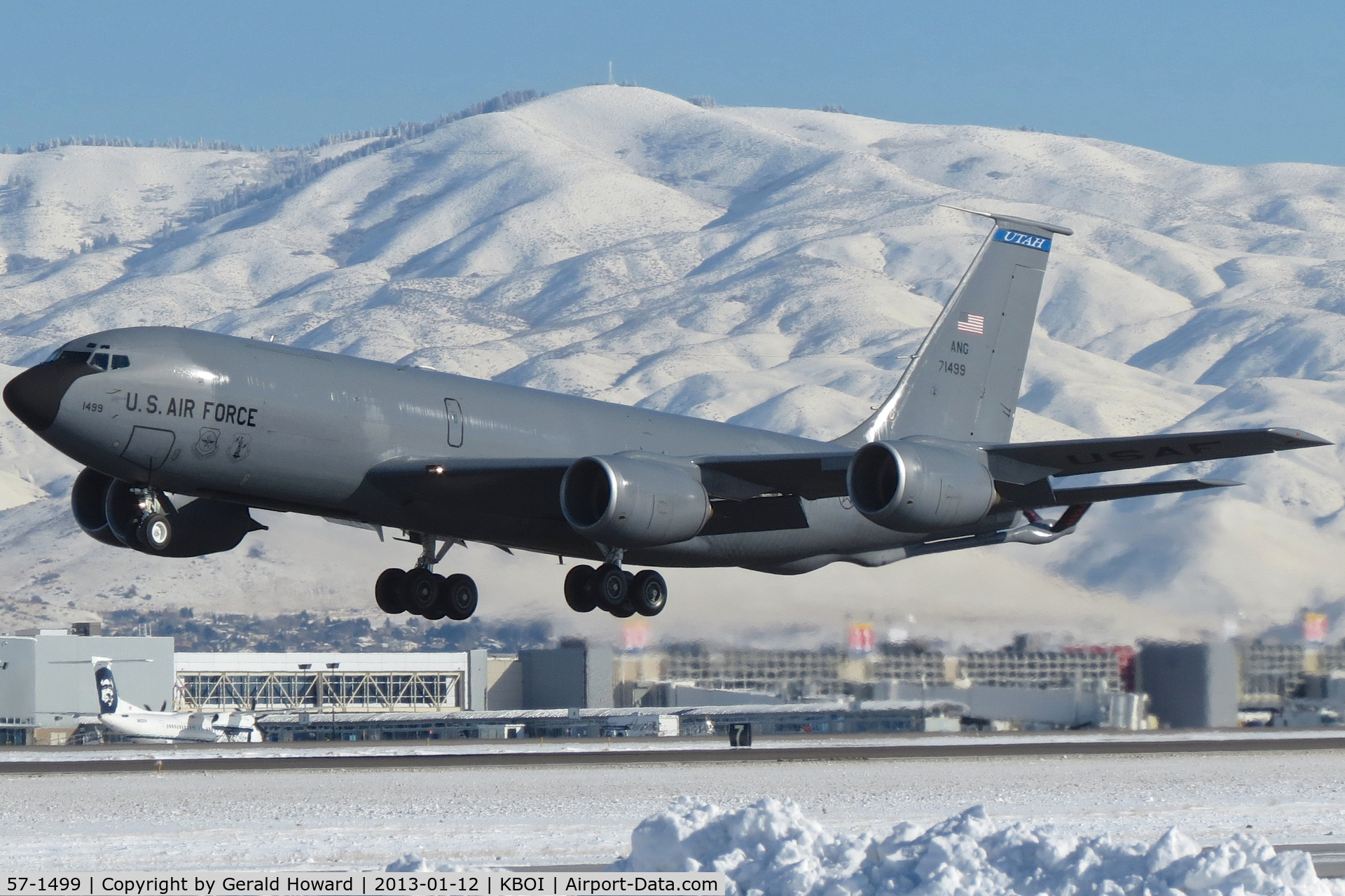 57-1499, 1957 Boeing KC-135R Stratotanker C/N 17570, Departing RWY 28L. 151st ARW, Utah ANG.