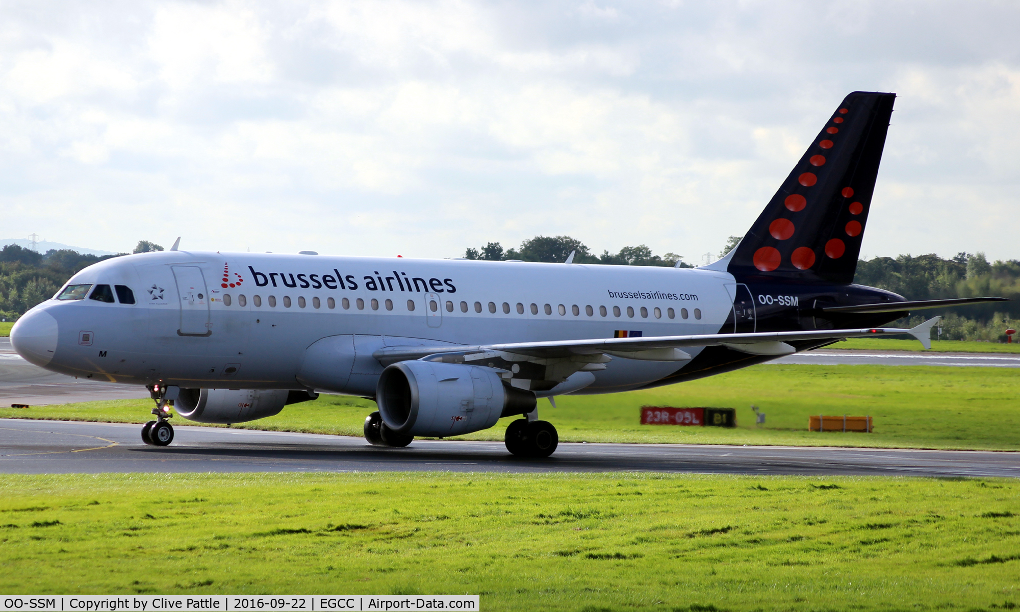 OO-SSM, 2000 Airbus A319-112 C/N 1388, Brussels Airlines taxy to terminal at EGCC