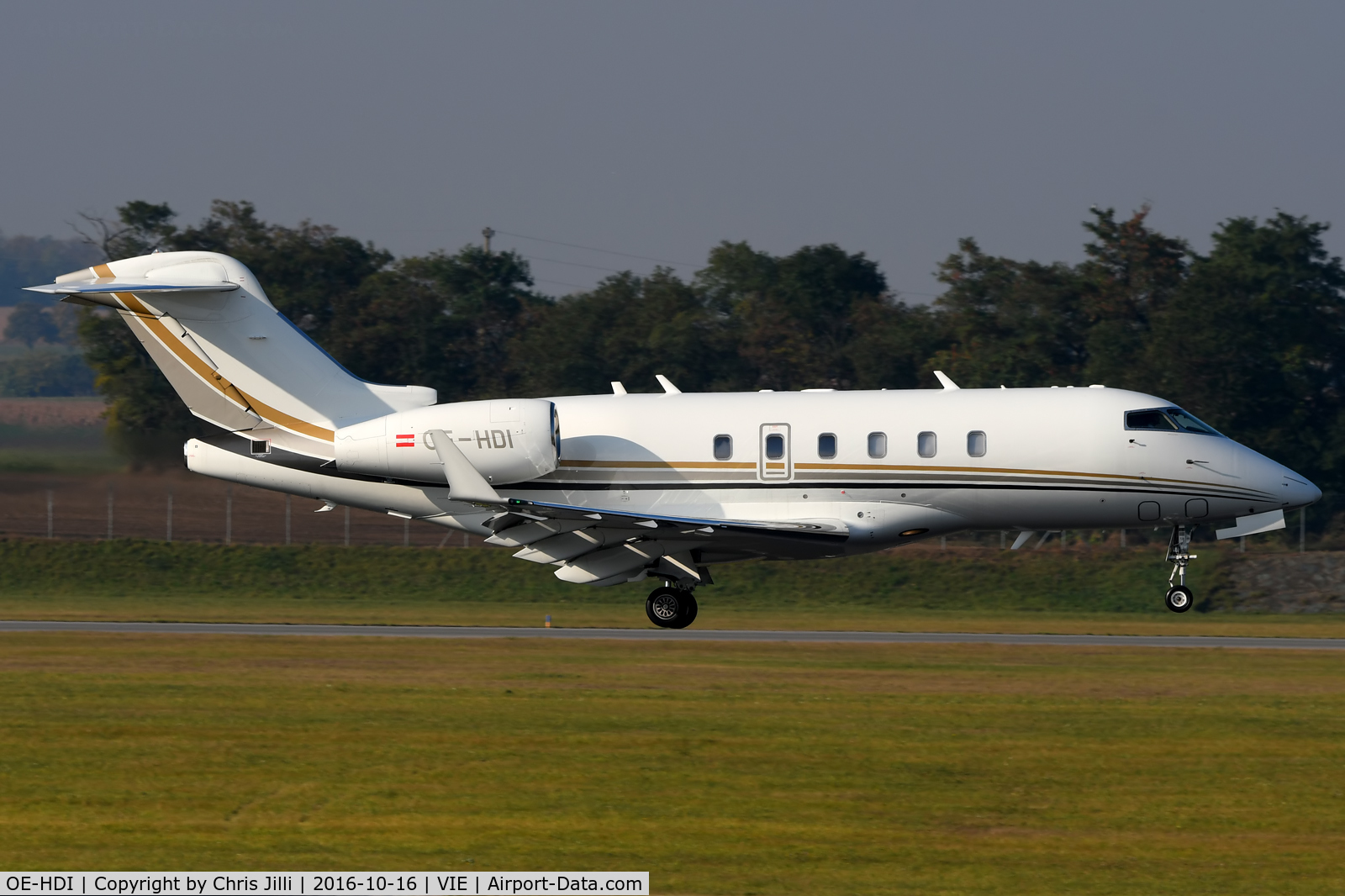 OE-HDI, Bombardier Challenger 300 (BD-100-1A10) C/N 20357, LaudaMotion