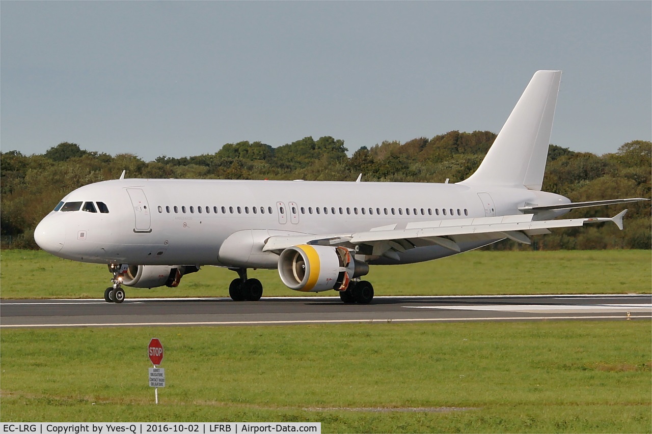 EC-LRG, 2001 Airbus A320-214 C/N 1516, Airbus A320-214, Taxiing to holding point rwy 07R, Brest-Bretagne airport (LFRB-BES)
