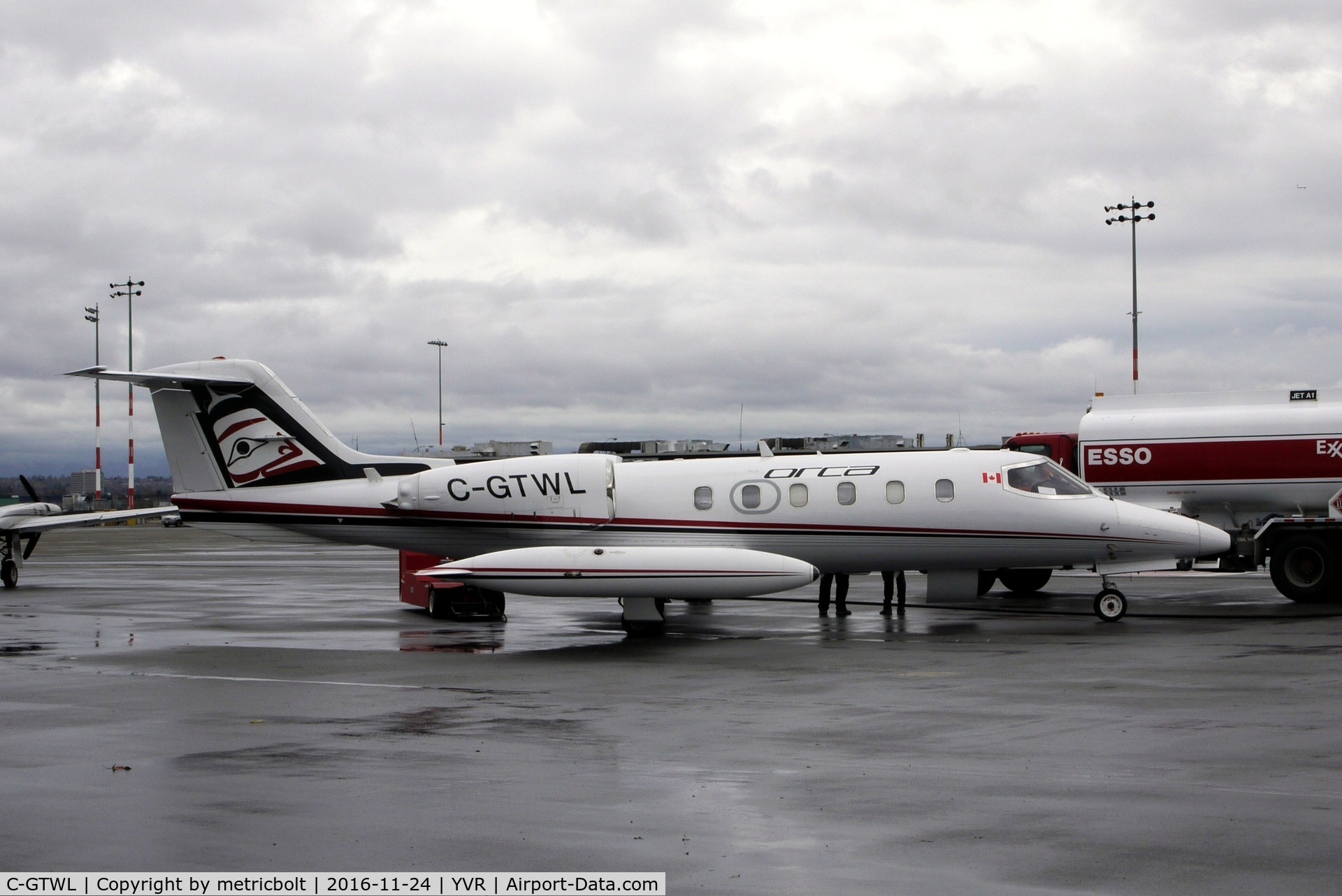 C-GTWL, 1982 Learjet 35A C/N 35-499, Refueling for departure