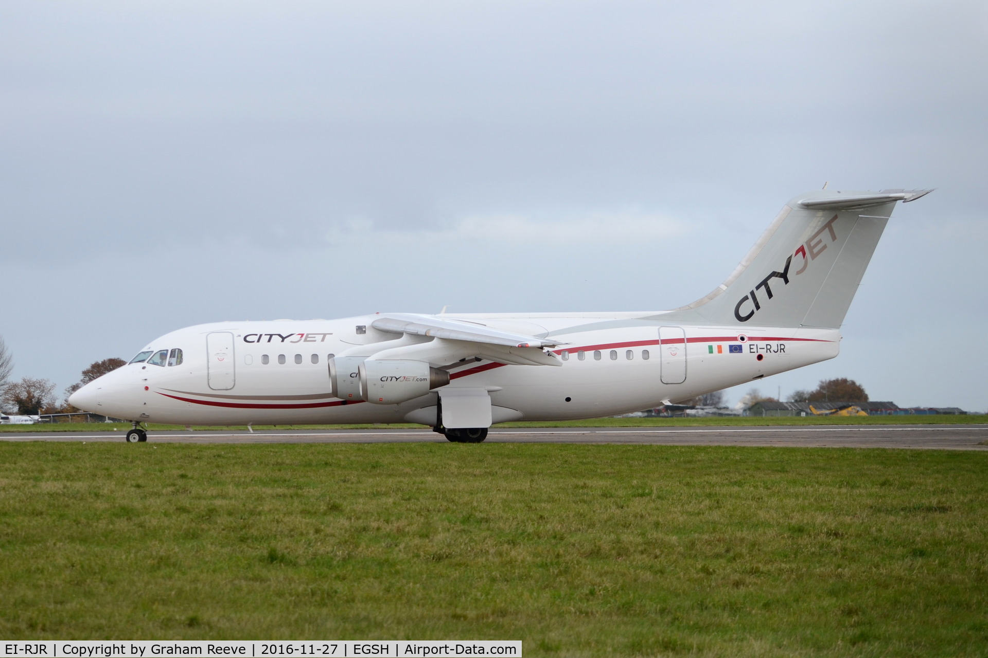 EI-RJR, 2000 British Aerospace Avro 146-RJ85A C/N E2364, Departing after a re-spray.
