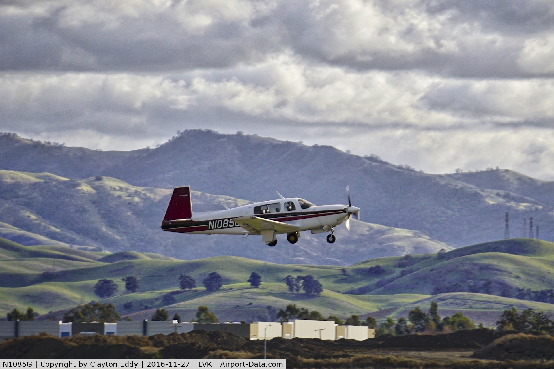 N1085G, 1989 Mooney M20M Bravo C/N 27-0009, Livermore Airport 2016