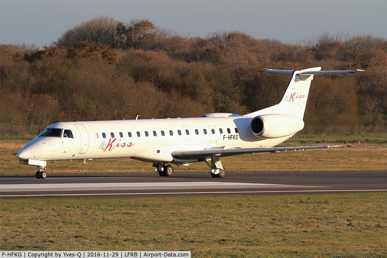 F-HFKG, 2000 Embraer ERJ-145LR (EMB-145LR) C/N 145253, Embraer ERJ-145LR, Taxiing to holding point rwy 07R, Brest-Bretagne Airport (LFRB-BES)