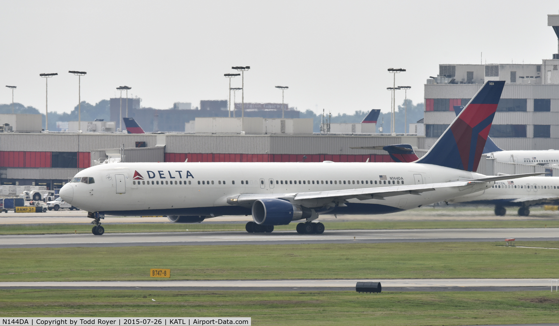 N144DA, 1999 Boeing 767-332 C/N 27584, Departing Atlanta