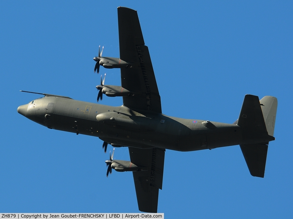 ZH879, 1998 Lockheed Martin C-130J-30 Hercules C.4 C/N 382-5463, RAF take off after touch and go runway 23