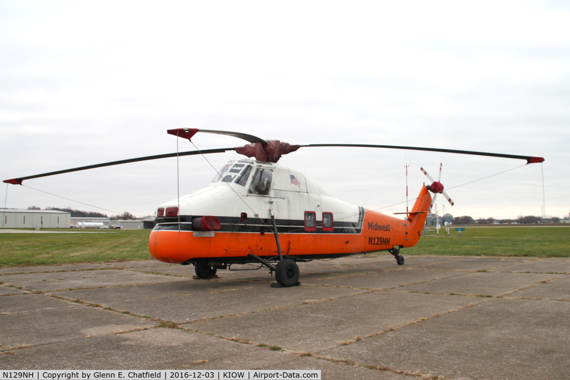N129NH, 1975 Sikorsky S-58JT C/N 58-855, Spied on the ramp and it needed to be photographed