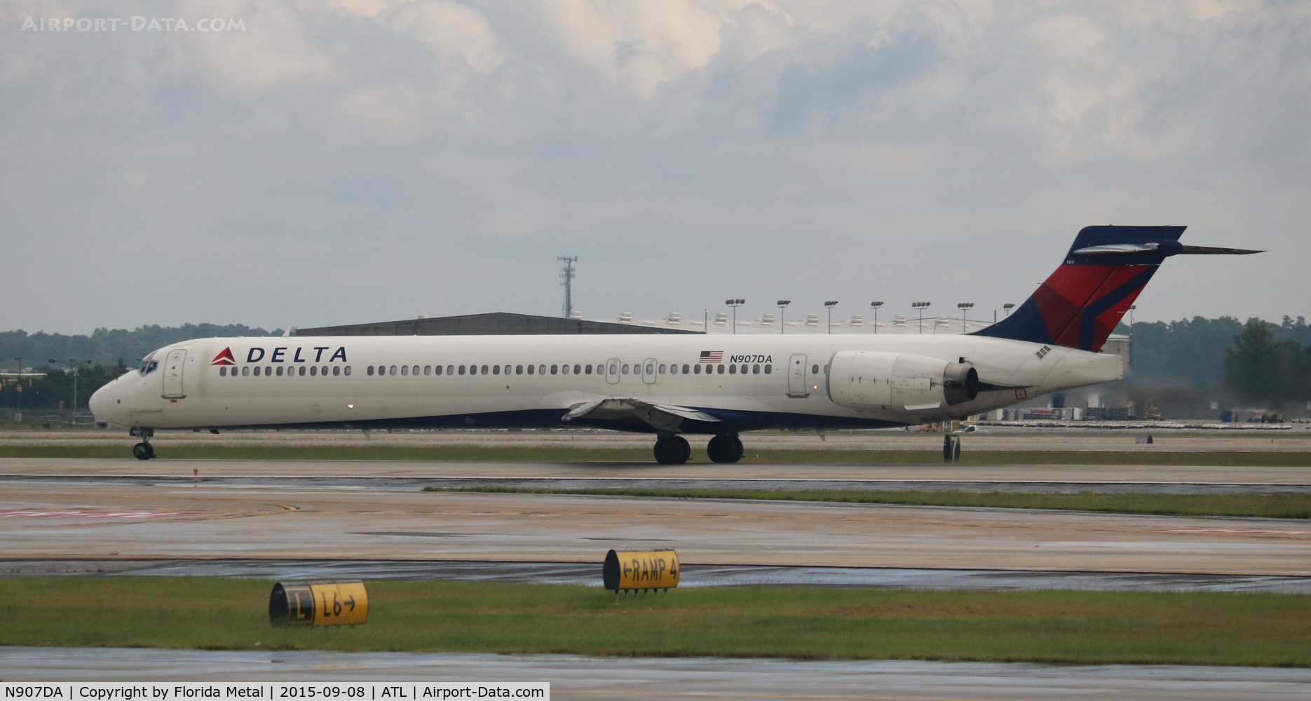 N907DA, 1995 McDonnell Douglas MD-90-30 C/N 53387, Delta
