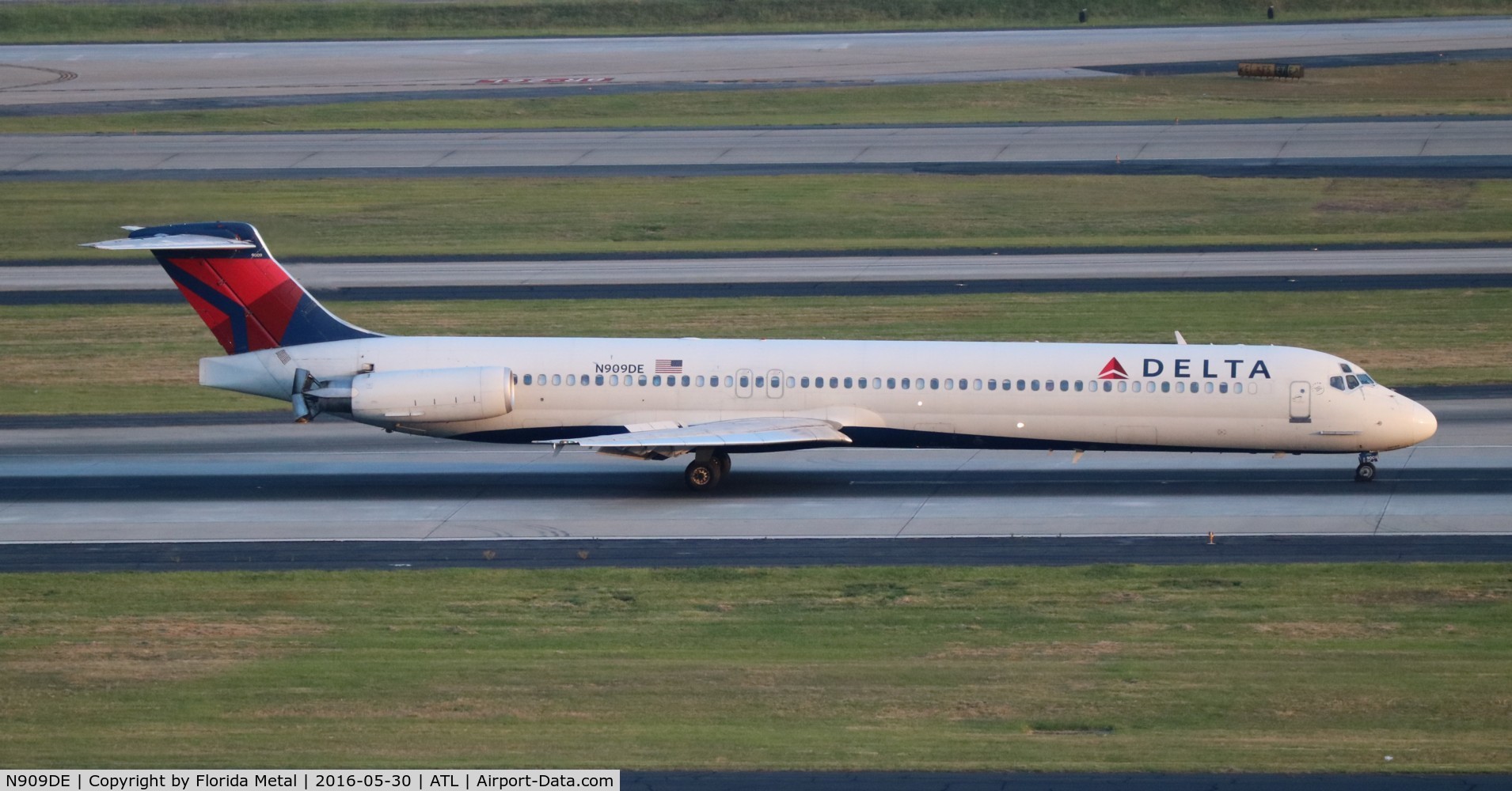 N909DE, 1992 McDonnell Douglas MD-88 C/N 53418, Delta