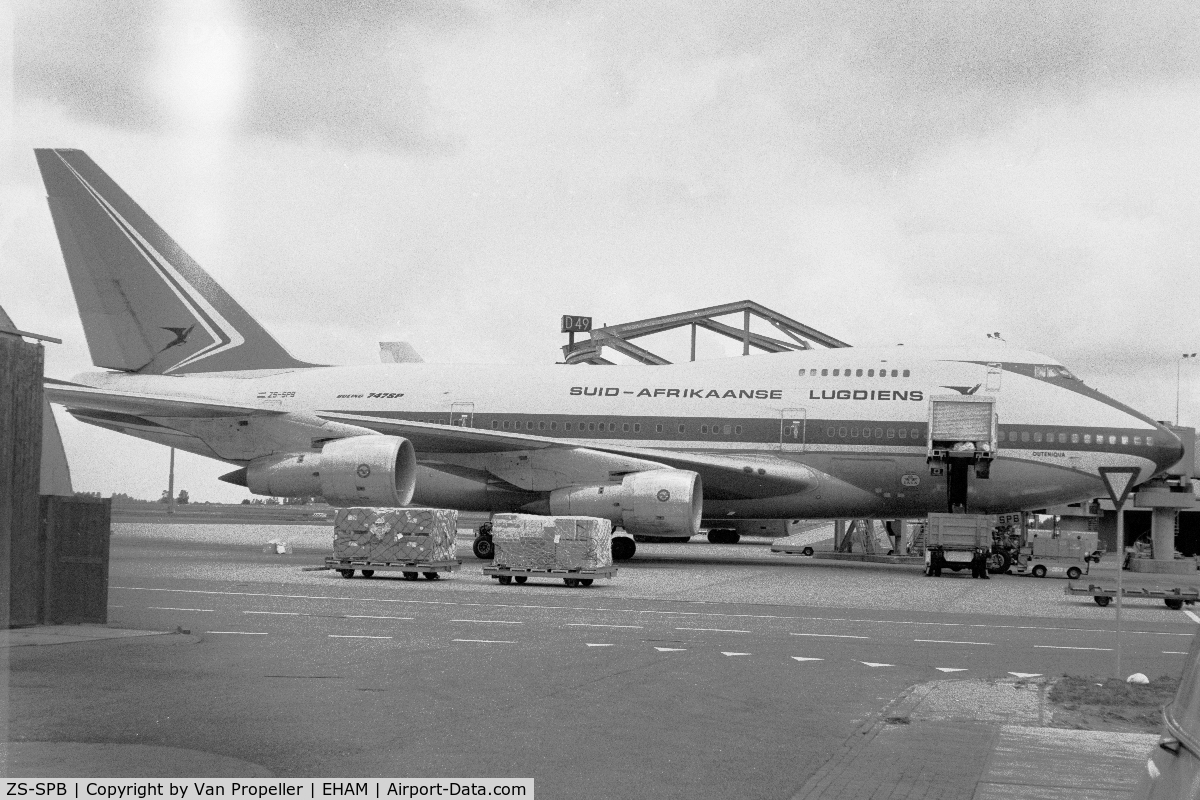 ZS-SPB, 1976 Boeing 747SP-44 C/N 21133, Boeing 747SP-44 of South African Airways, still in the apartheid days with the Suid-Afrikaanse Lugdiens titel on the starboard side, at Schiphol airport, the Netherlands, 1980
