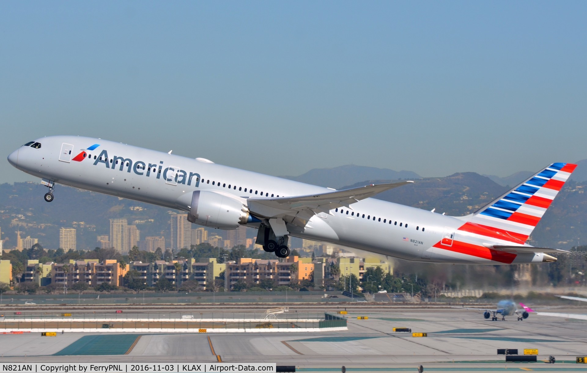 N821AN, 2016 Boeing 787-9 Dreamliner Dreamliner C/N 40640, American B789 lifting-off from LAX.
