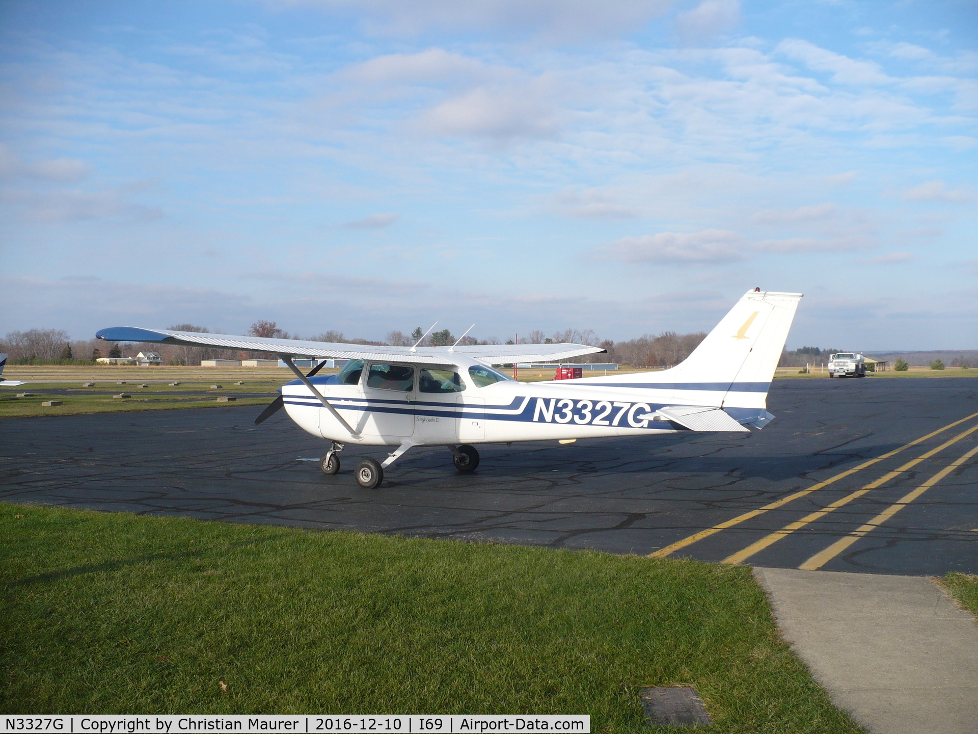 N3327G, 1972 Cessna 172M C/N 17261224, Cessna 172 getting ready to go