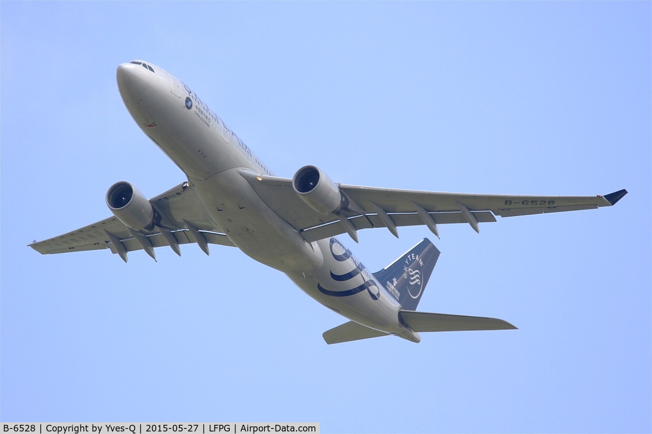 B-6528, 2010 Airbus A330-223 C/N 1202, Airbus A330-223, Take-off Rwy 27L, Roissy Charles De Gaulle Airport (LFPG-CDG)