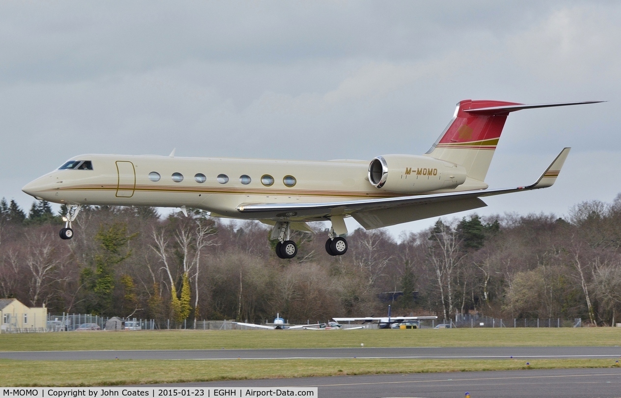 M-MOMO, 2010 Gulfstream Aerospace GV-SP (G550) C/N 5292, About to land 26