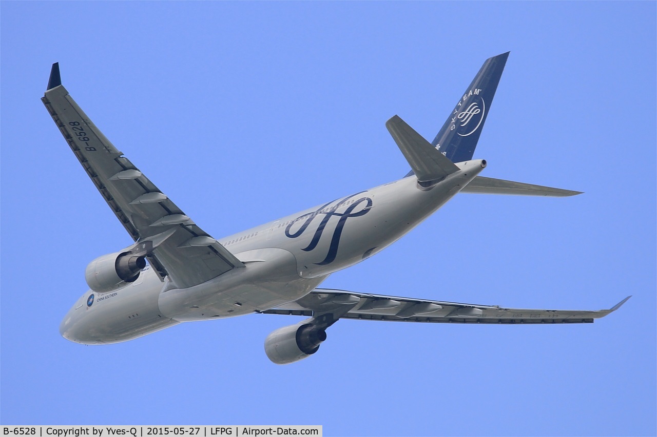 B-6528, 2010 Airbus A330-223 C/N 1202, Airbus A330-223, Take-off Rwy 27L, Roissy Charles De Gaulle Airport (LFPG-CDG)